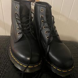 Dr. Martens women’s boots  $ 30 size 9 like NEW