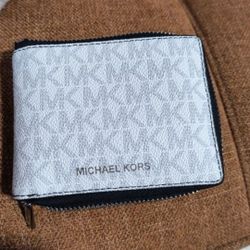 New Michael Kors Bifold Wallet W/ Zipper No tag