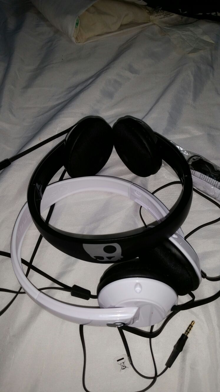 2 brand new skullcandy headphones