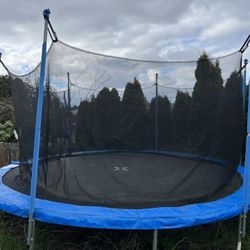 12’ Trampoline with safety net