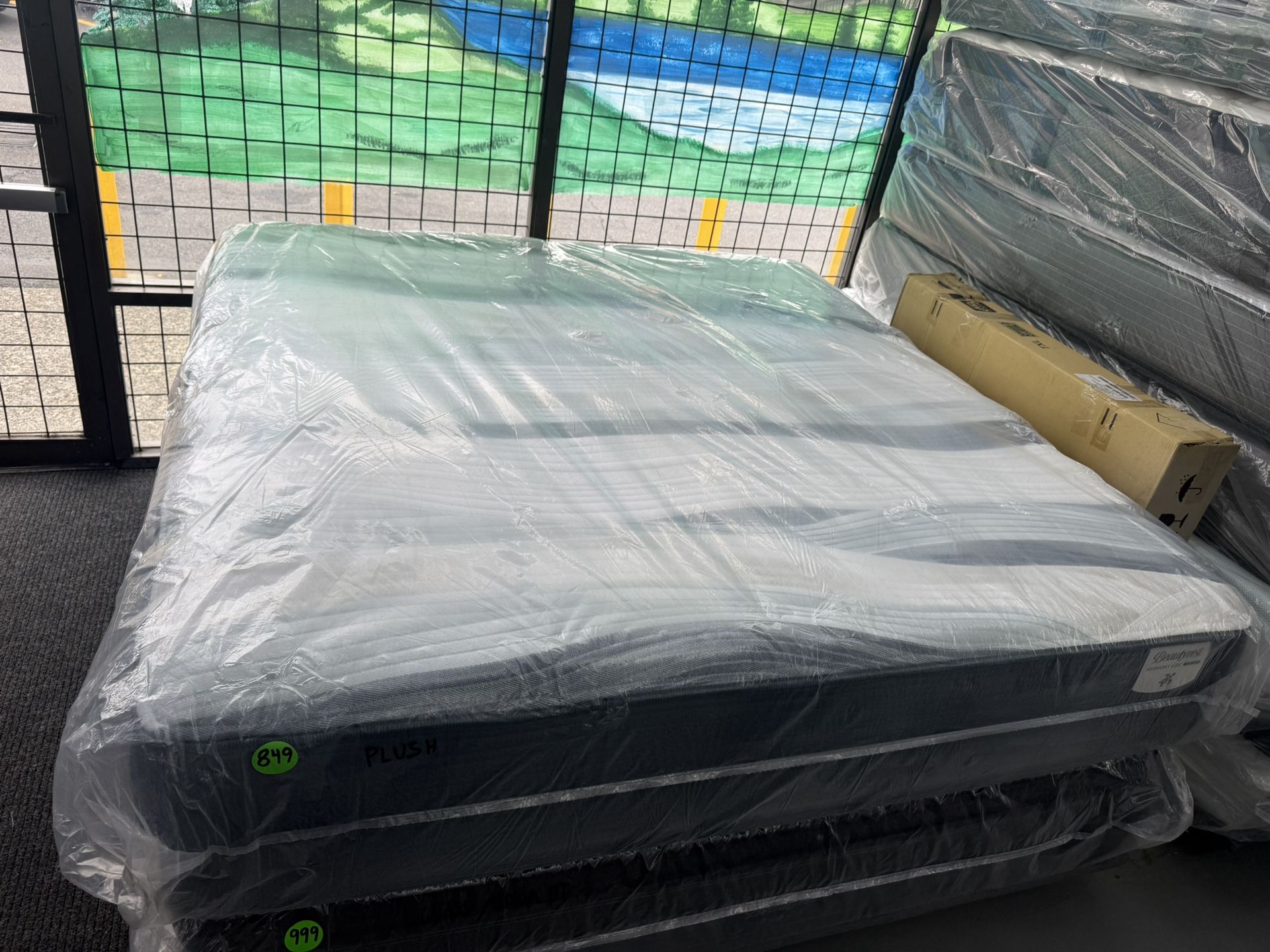 KING SIZE SIMMONS BEAUTYREST HARMONY LUX MATTRESS & BOX SPRINGS BED SET