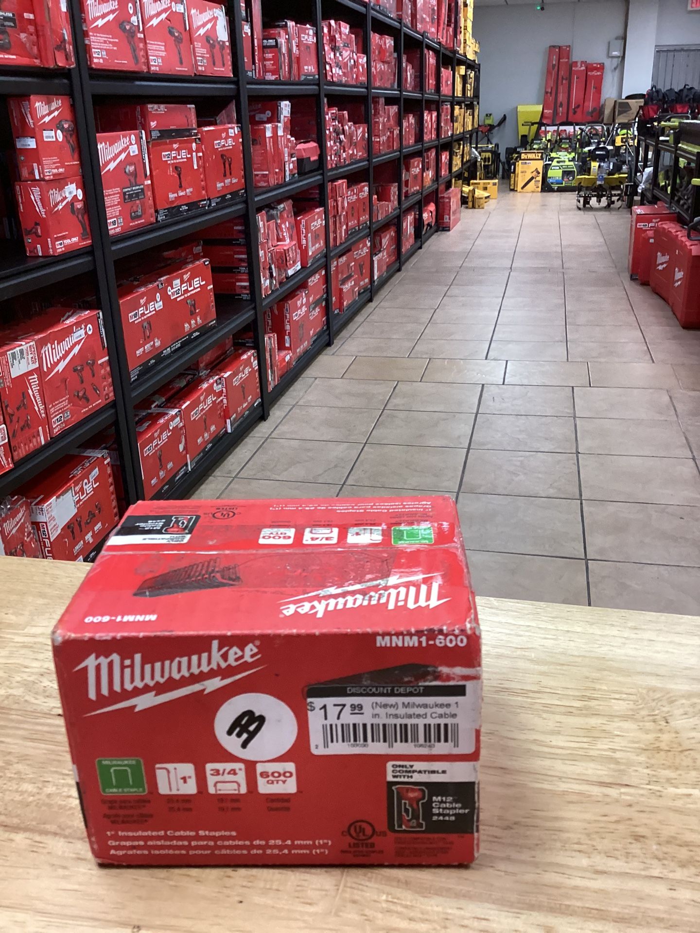 1 in. Insulated Cable Staples for M12 Cable Stapler (600 Per Box for Sale in Mesa, AZ OfferUp