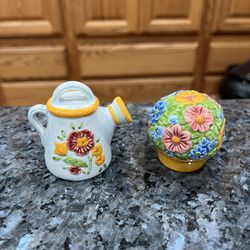 Vintage Ceramic Garden Watering Can And flower Pot Pair Of Salt And Pepper Shakers.  Brand New Never Used 