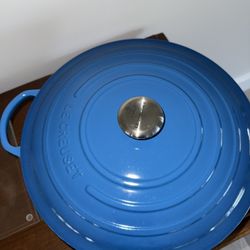 Le Creuset Brand New Never Used 7.5 Qt Cast Iron Dutch Oven