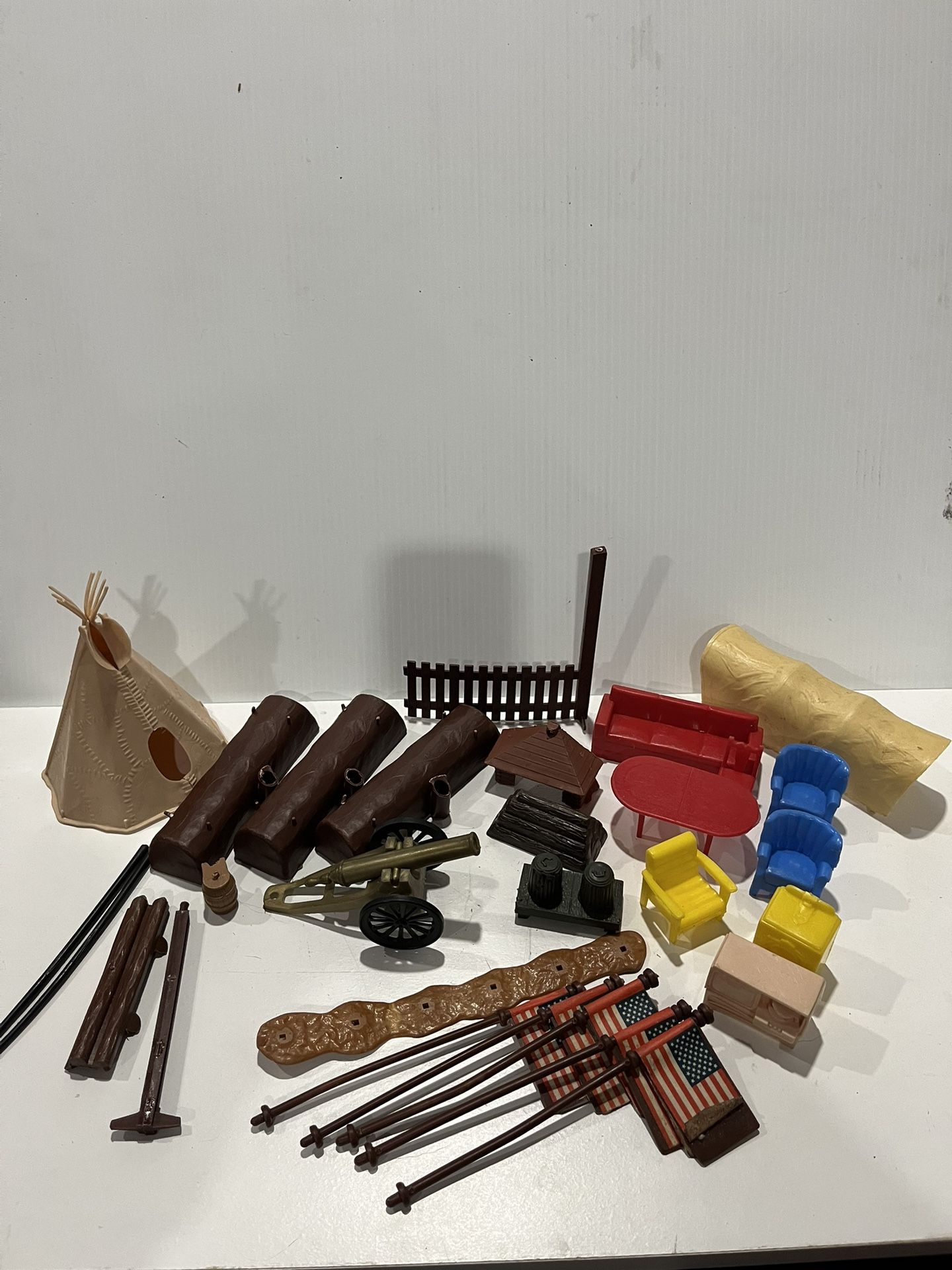 Vintage Misc Cowboys & Indians Plastic Toy Building Lot