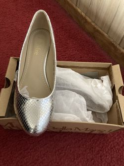 🎄🎁🎉Beautiful Silver Shoes New Size 8