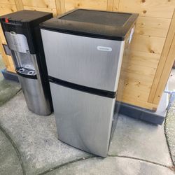 4.5 cu. ft. refrigerator/freezer - Stainless - Like New