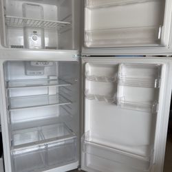 !!price drop!! Magic Chef 5ft Fridge 7.3 CFT.