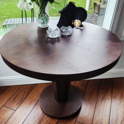 MOES Pedestal Table