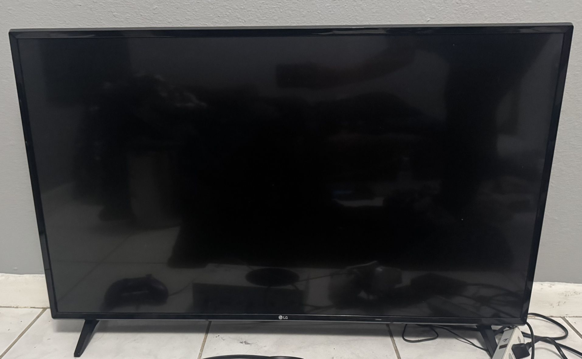 LG Smart TV. *****Moving & Need To Sell*****