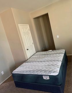 QUEEN BEAUTYREST HARMONY MATTRESS AND FREE BOX SPRING