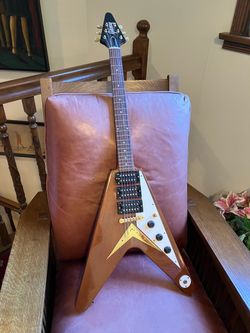 Gibson Flying V ’59 Reissue – Mahogany – 3 Humbuckers – Cherry/Walnut – Gold Hardware