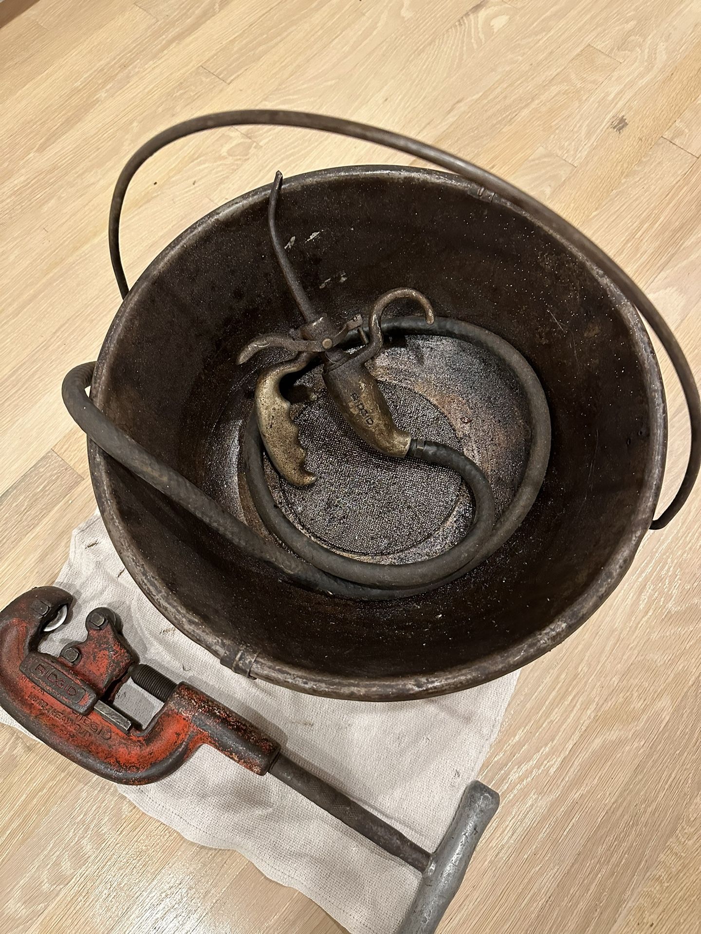 Ridgid No 418 Bucket Oiler And No 2A Pipe Cutter