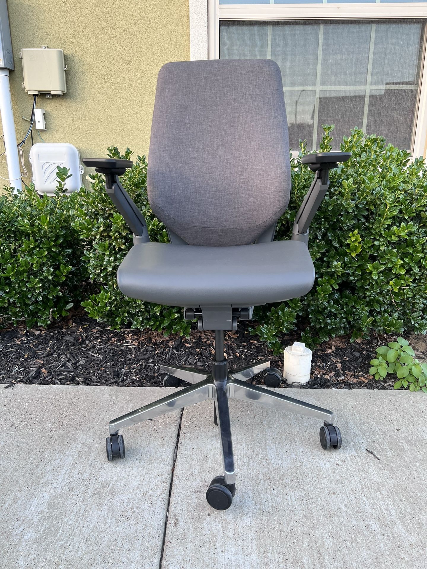 Steelcase Gesture Office Chair / Fully Loaded With Adjustable Lumbar