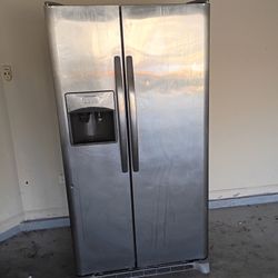  {Frigidaire}Refrigerator/Freezer( lightly used)