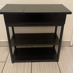 Mesa o buró para un lado de la cama con conexión para teléfono