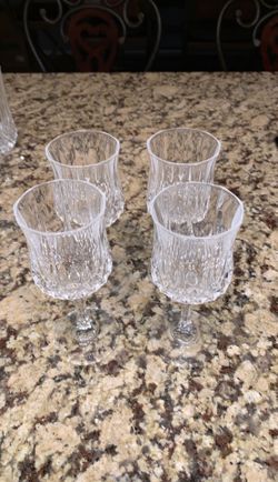 4 crystal wine glasses, 4 crystal champagne glasses, 4 crystal regular drinking cup