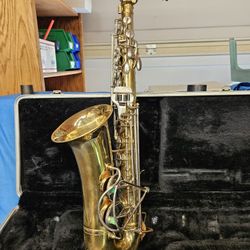 BUESCHER ARISTOCRAT ALTO SAXOPHONE WITH PADDED CASE, USA