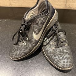 Women's Nike Tennis Shoes 8.5