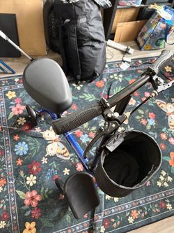 Seated knee scooter with leg rest