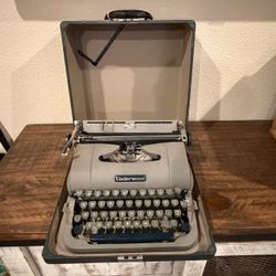 Vintage Underwood Finger-Flite Champion Portable Typewriter w/ Case