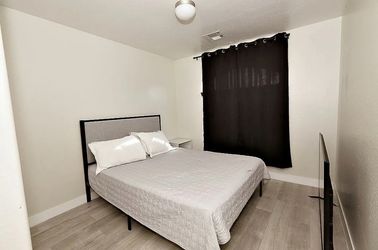 Queen bed + bedframe