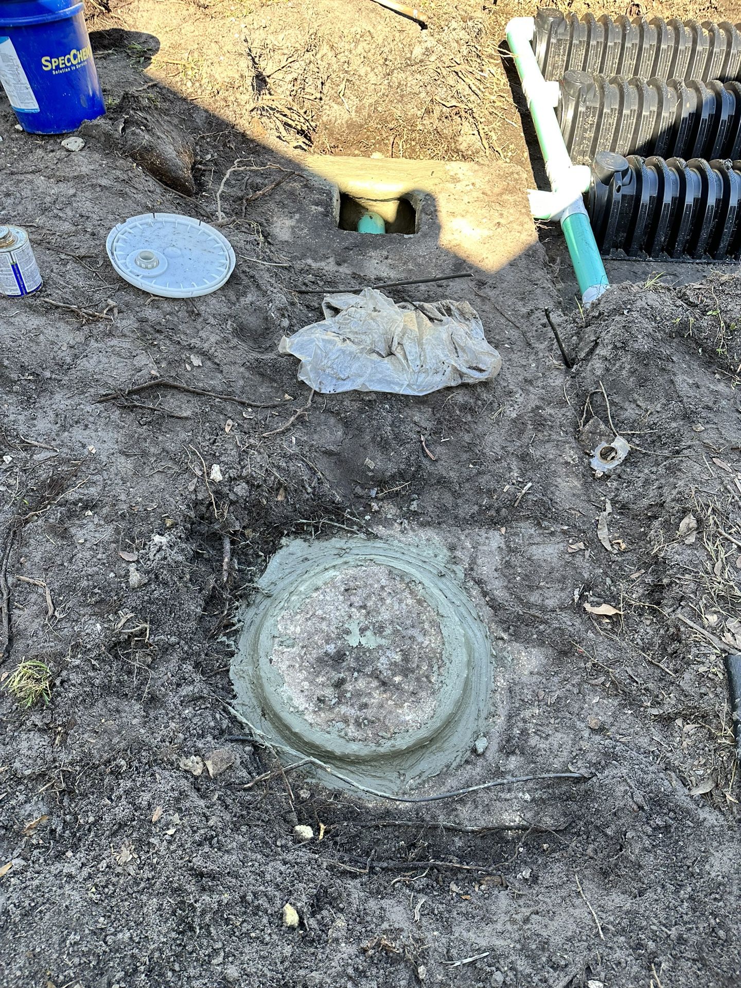 Drain field and septic tank. Sistema séptico.