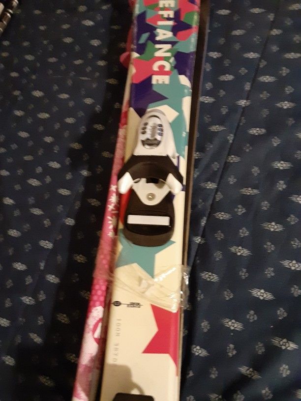 DEFIANCE SNOW SKI, BINDING AND POLES. $100 FIRM PRICE. 328 N 11TH ST 126 LAS VEGAS NV 89101