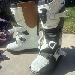 Thor boots size 7 women’s. Youth helmet size medium and goggles and gloves size small