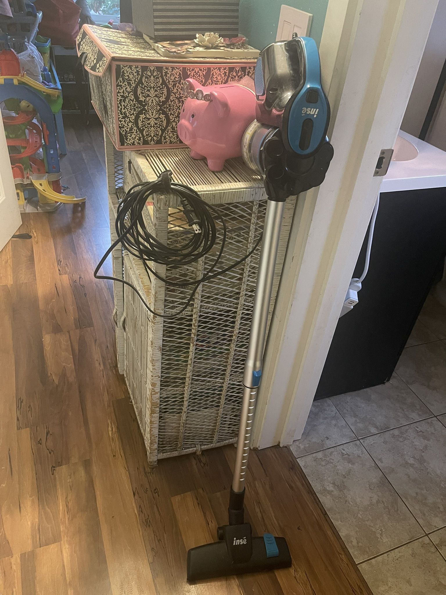 Vacuum Cleaner light extendable handle  $10 pickup everett pinehurst area. Cash only 