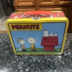Vintage Peanuts Metal Lunchpail. 1997. Size 7 1/2 inches wide, 6 inches long and 2 3/4 inches in depth. Brand new factory sealed. Smoke free home