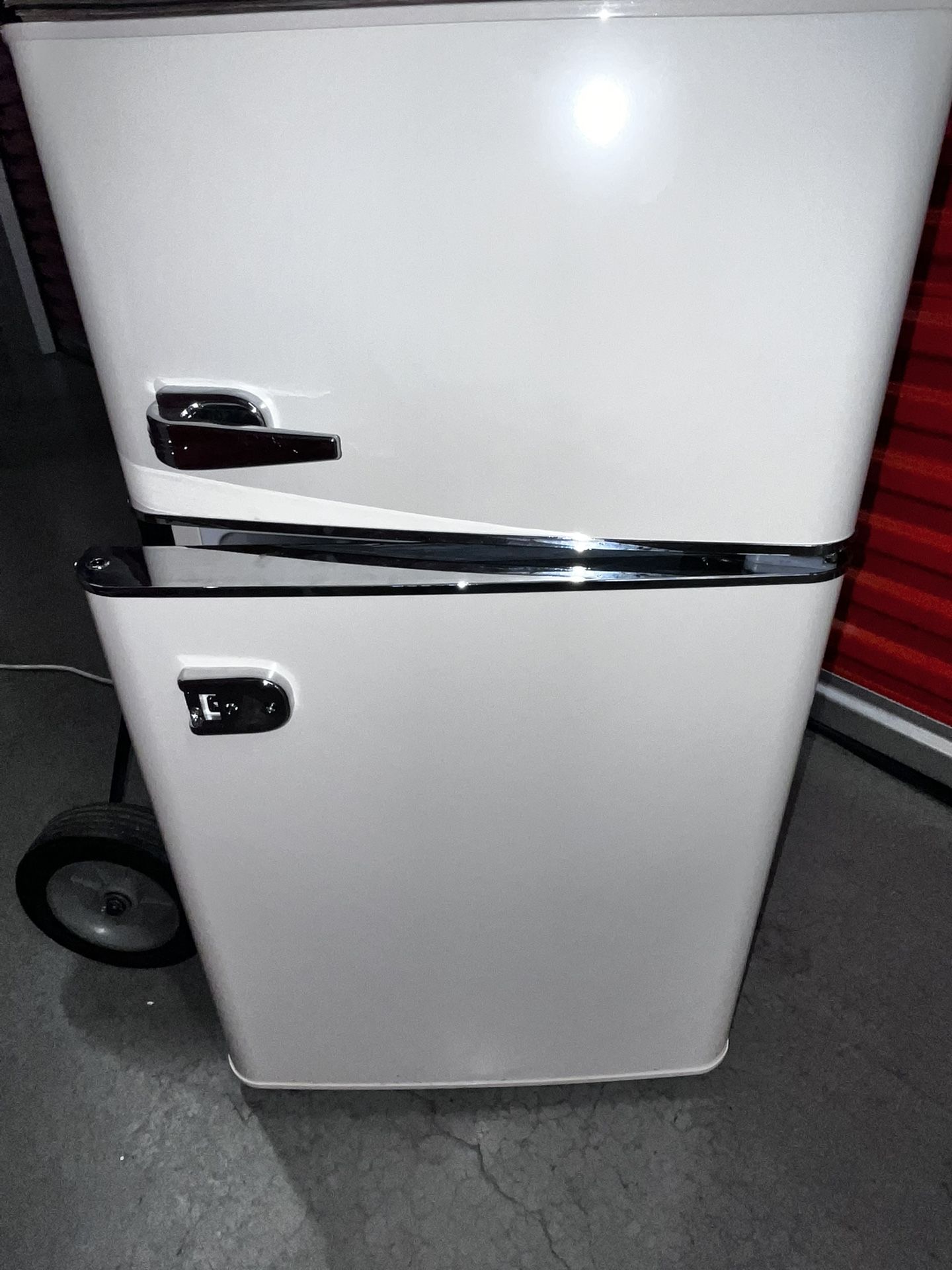 Mini Retro Fridge with Freezer Insignia 