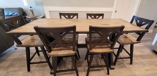 Table with 6 swivel chairs