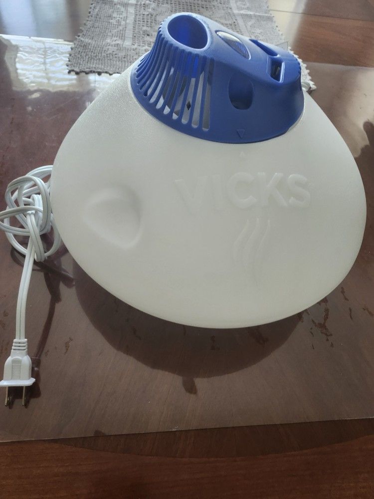 Vicks humidifier with blue filter. Ideal for adding moisture to the air.