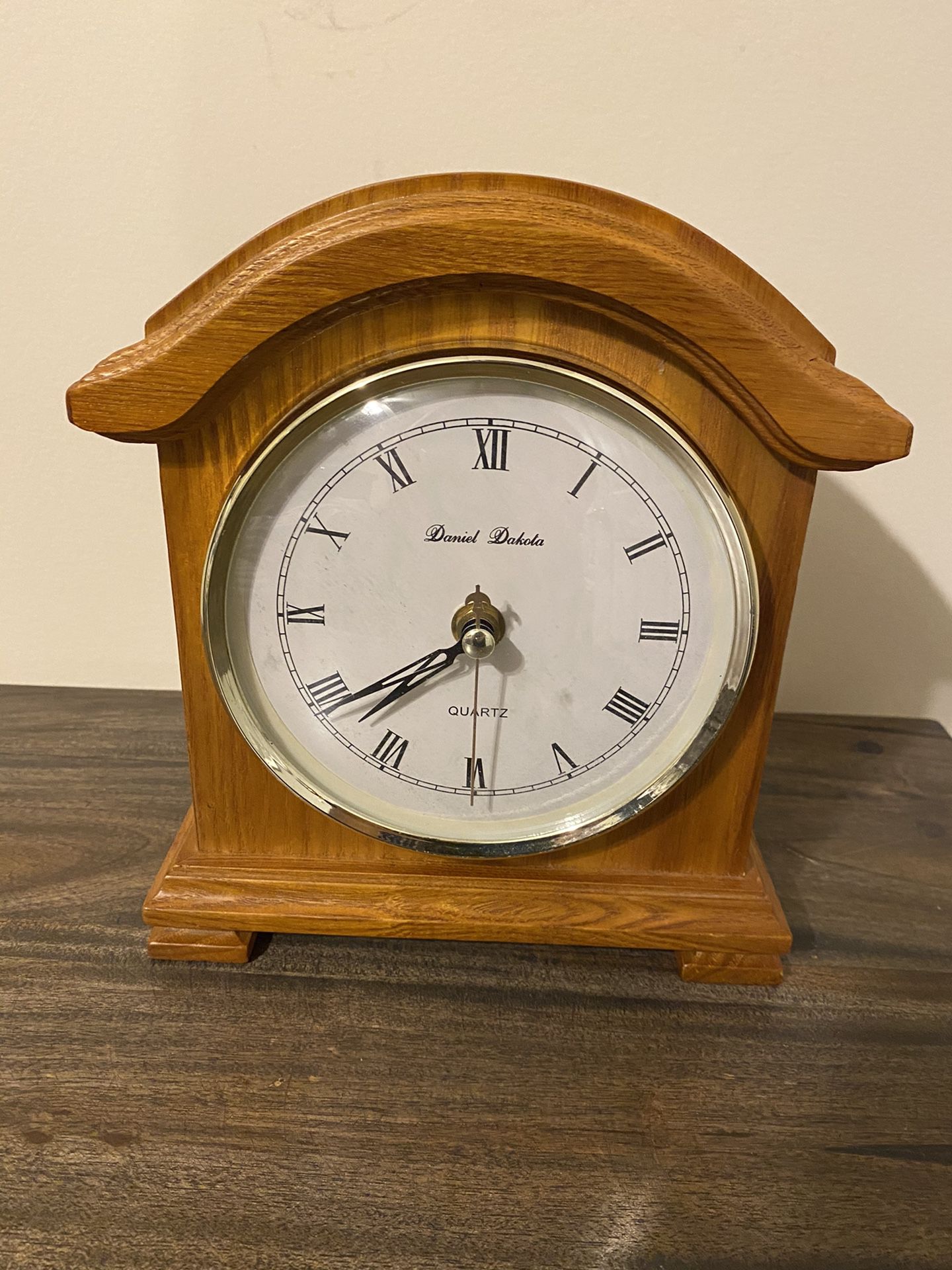 Daniel Dakota Quartz Oak Mantle Clock Battery Operated Roman numerals