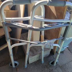Adult walker with wheels 