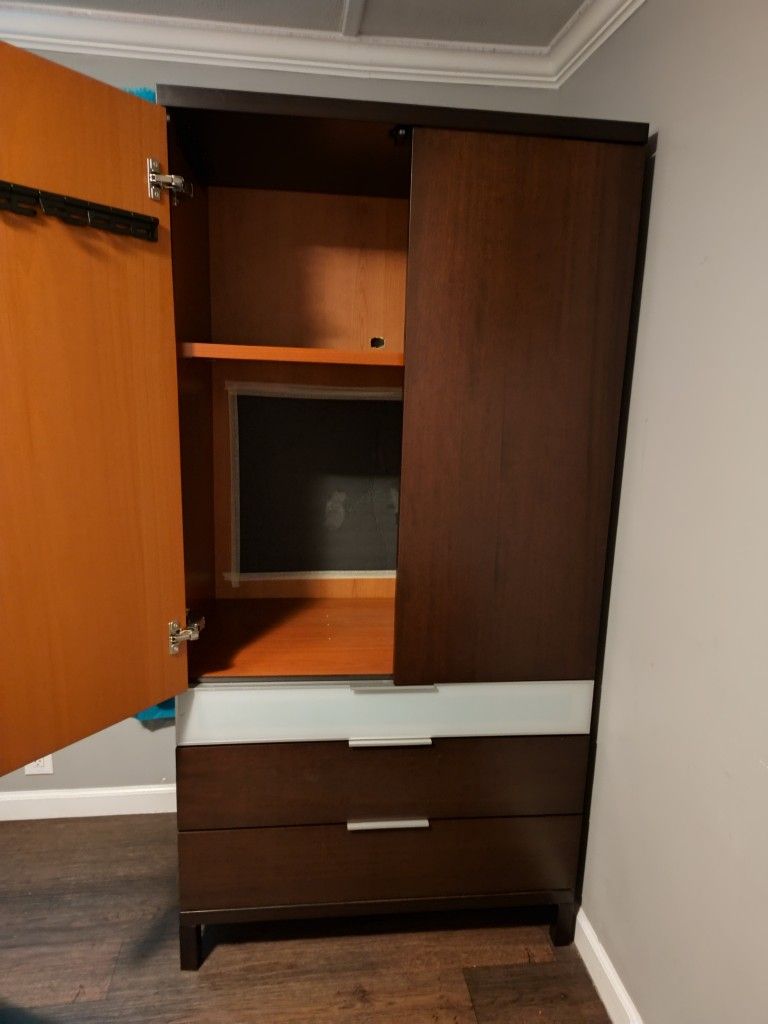Men Cupboard In Good Condition