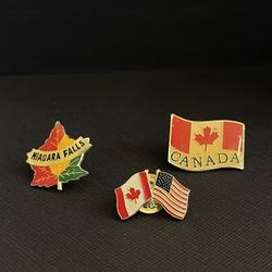 Three Souvenir Pinbacks US & Canadian Flags United Maple Leaf Pins， Vintage X3