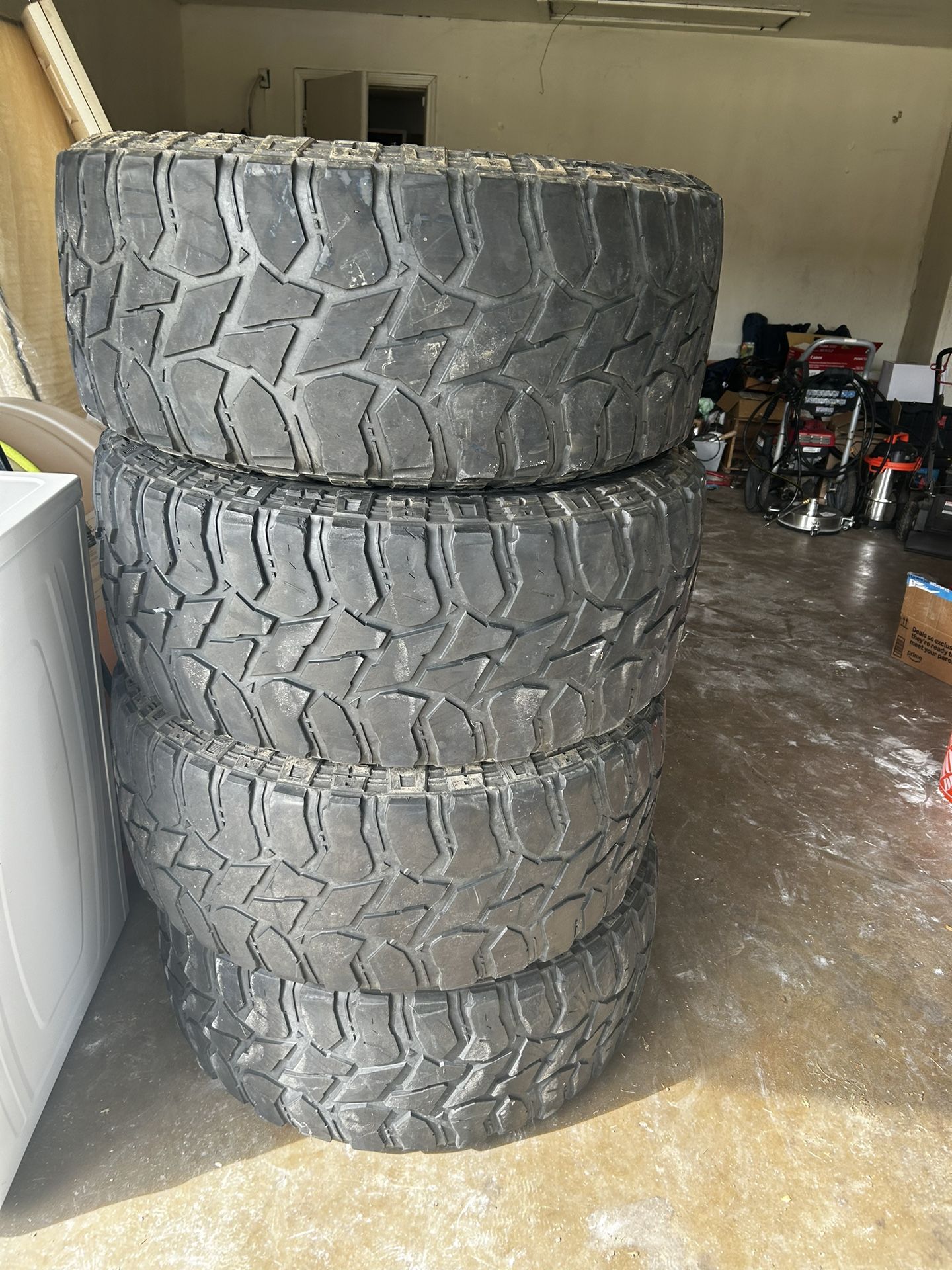 Tires 37/13.5/22 