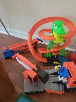 Hot Wheels City T-Rex Blaze Battle & 2 trucks