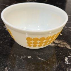 PYREX DOTS Yellow #402 Mixing Nesting Bowl 1.5 Quart Vintag