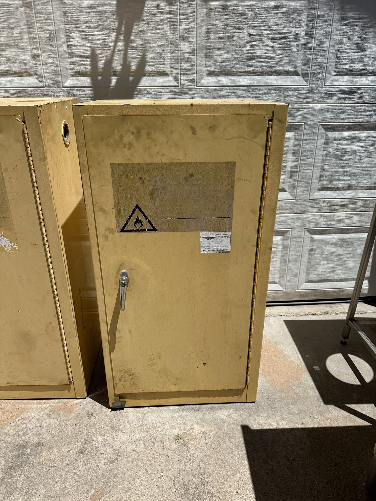 Flammable material storage cabinet
