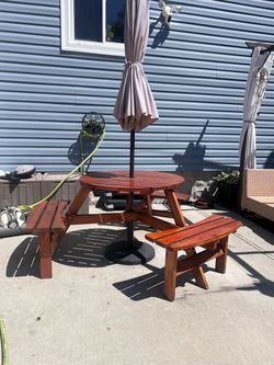 ☀️ Great Condition Round Picnic Table & Matching Umbrella ☀️