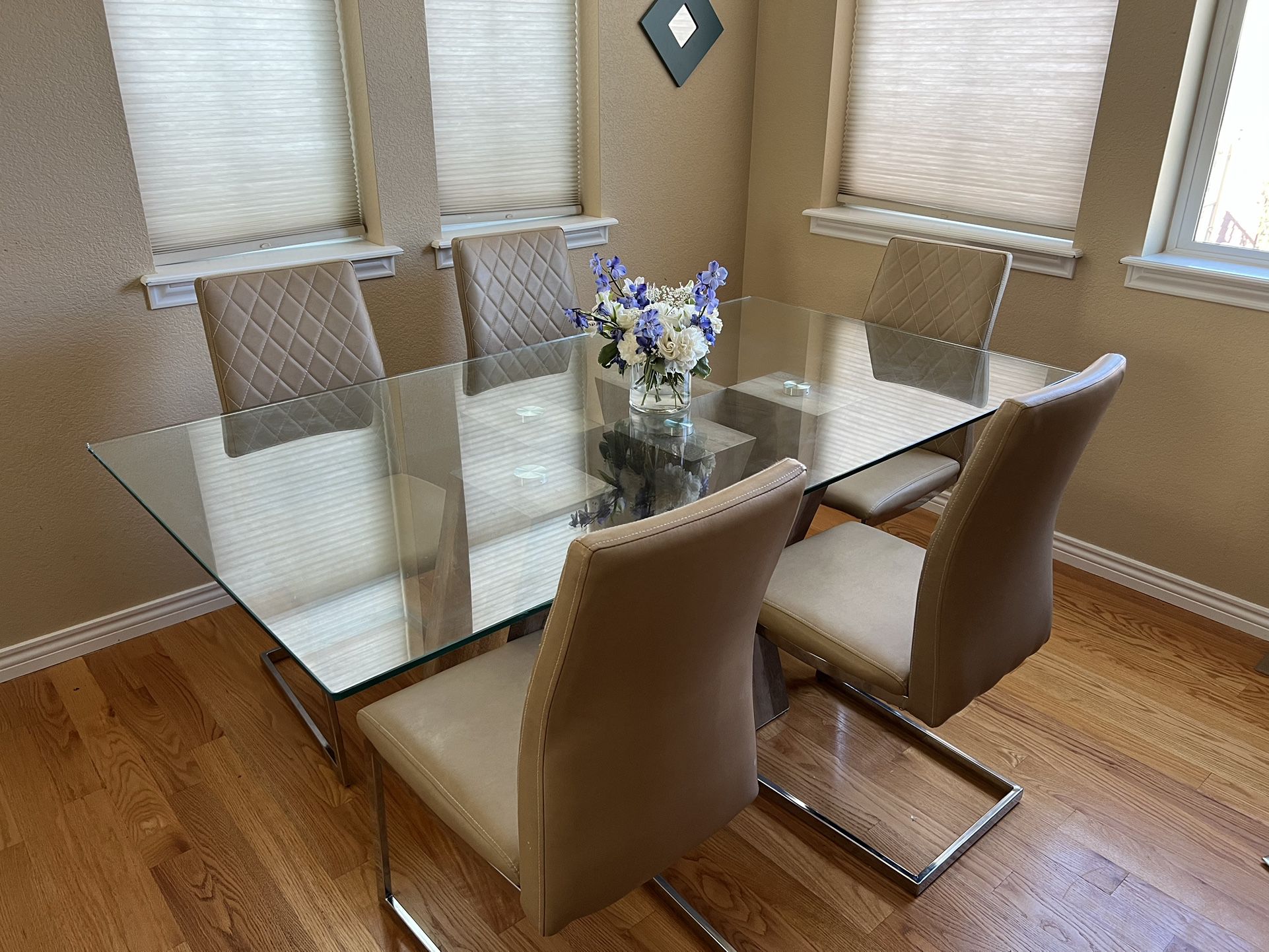 Dining Table Set In Great Condition 