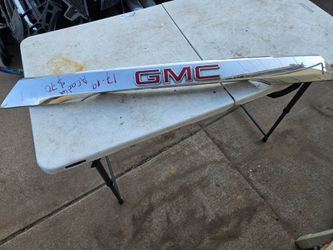 Gmc acadia tailgate molding oem