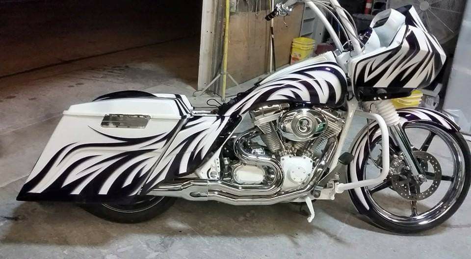Harley Davidson bagger STRETCHED SIDES CUSTOM VENOM WIDE SIDES