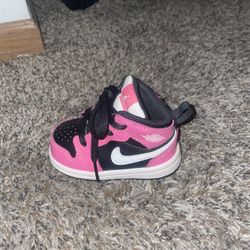 Tons of baby shoes 