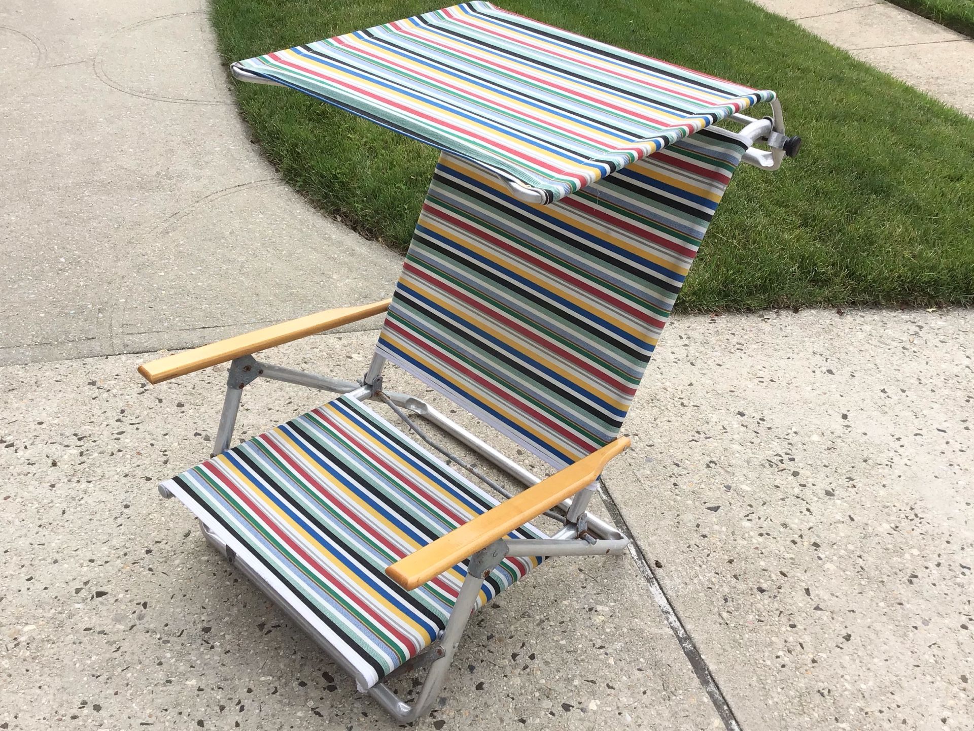 Telescope Casual Aluminum Beach Chair w/ Canopy Classic Stripe Preowned
