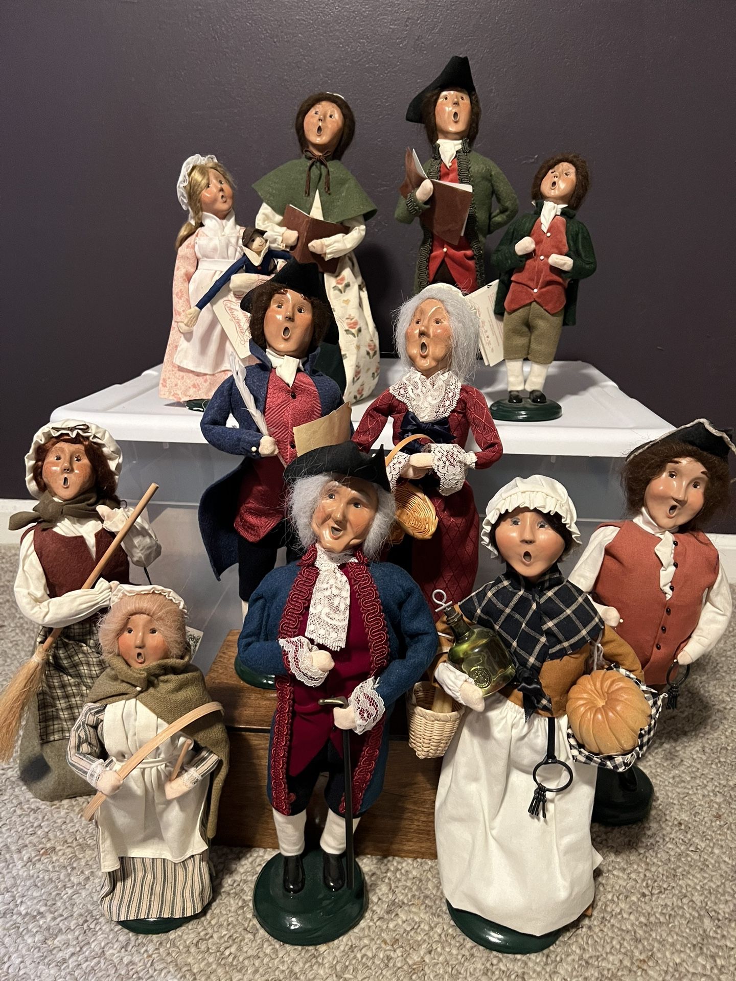 Eleven Byers choice Carolers