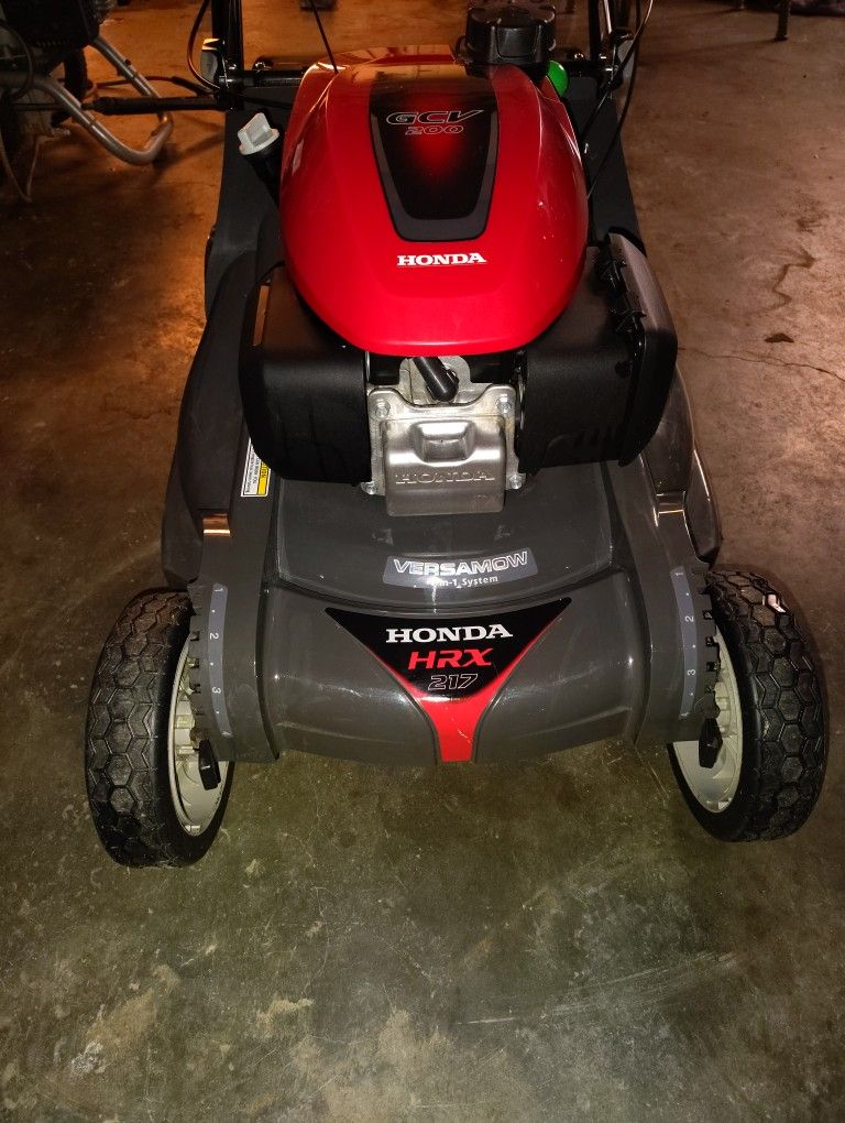 Honda HRX217HYA Lawn Mower with Hydrostatic Self Propel & Blade Stop System